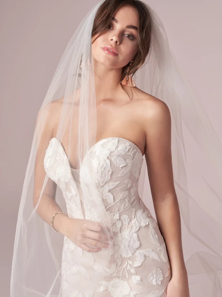 Nine Seven Appique Lace Plunging V-Neckline Strapless Bohemian Bridal Grown Mermaid Wedding Dress Customization