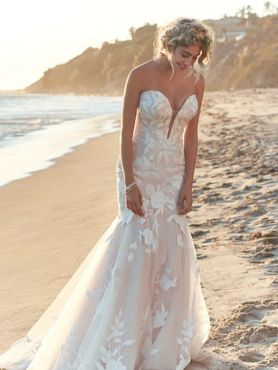 Nine Seven Appique Lace Plunging V-Neckline Strapless Bohemian Bridal Grown Mermaid Wedding Dress Customization